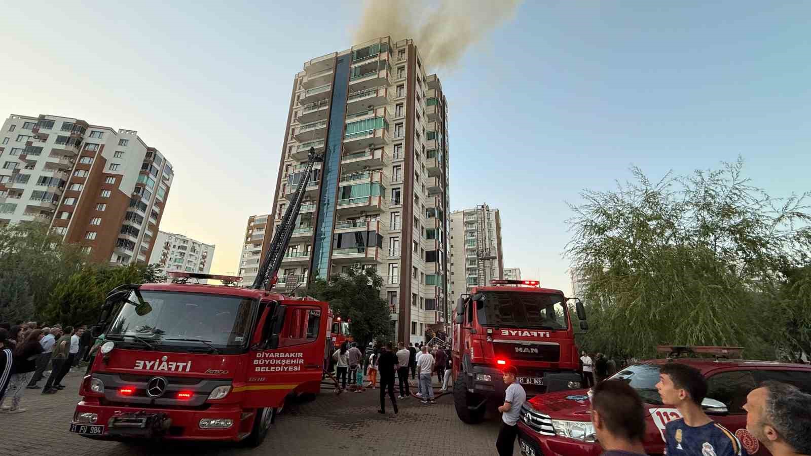 diyarbakirda-13-katli-apartmanda-yangin-mahsur-kalanlar-var