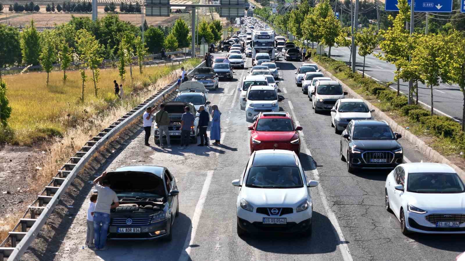 diyarbakirda-onlarca-arac-hararet-yapinca-kilometrelerce-kuyruk-olustu