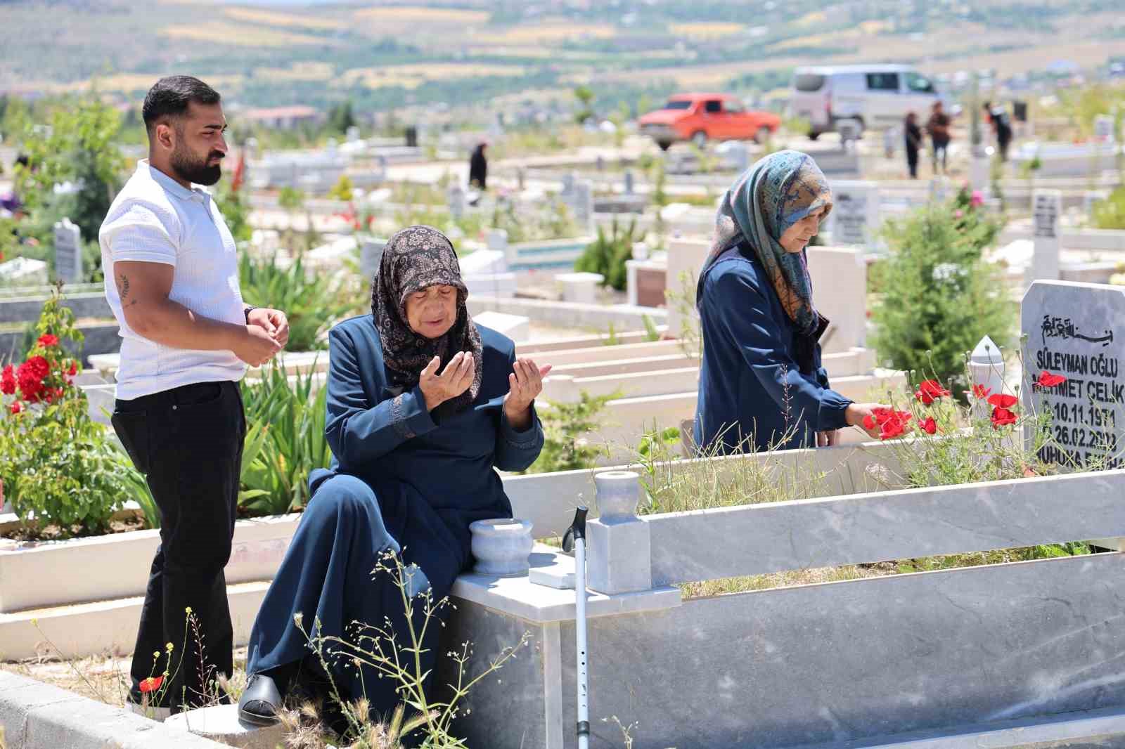 elazig-mezarliklarinda-yogunluk