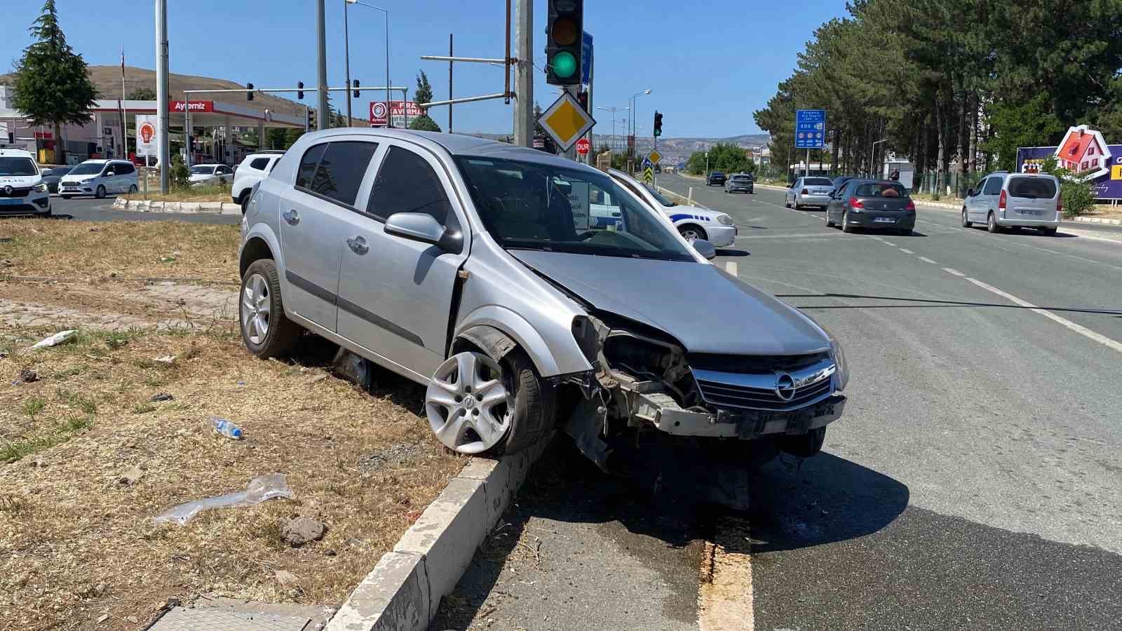 elazigda-otomobil-refuje-cikti-4-yarali
