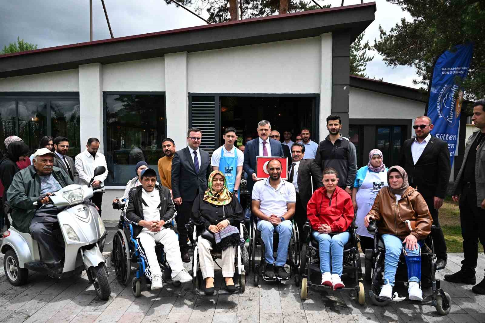 erzurum-valisi-mustafa-ciftci-engelli-vatandaslarla-bir-araya-geldi