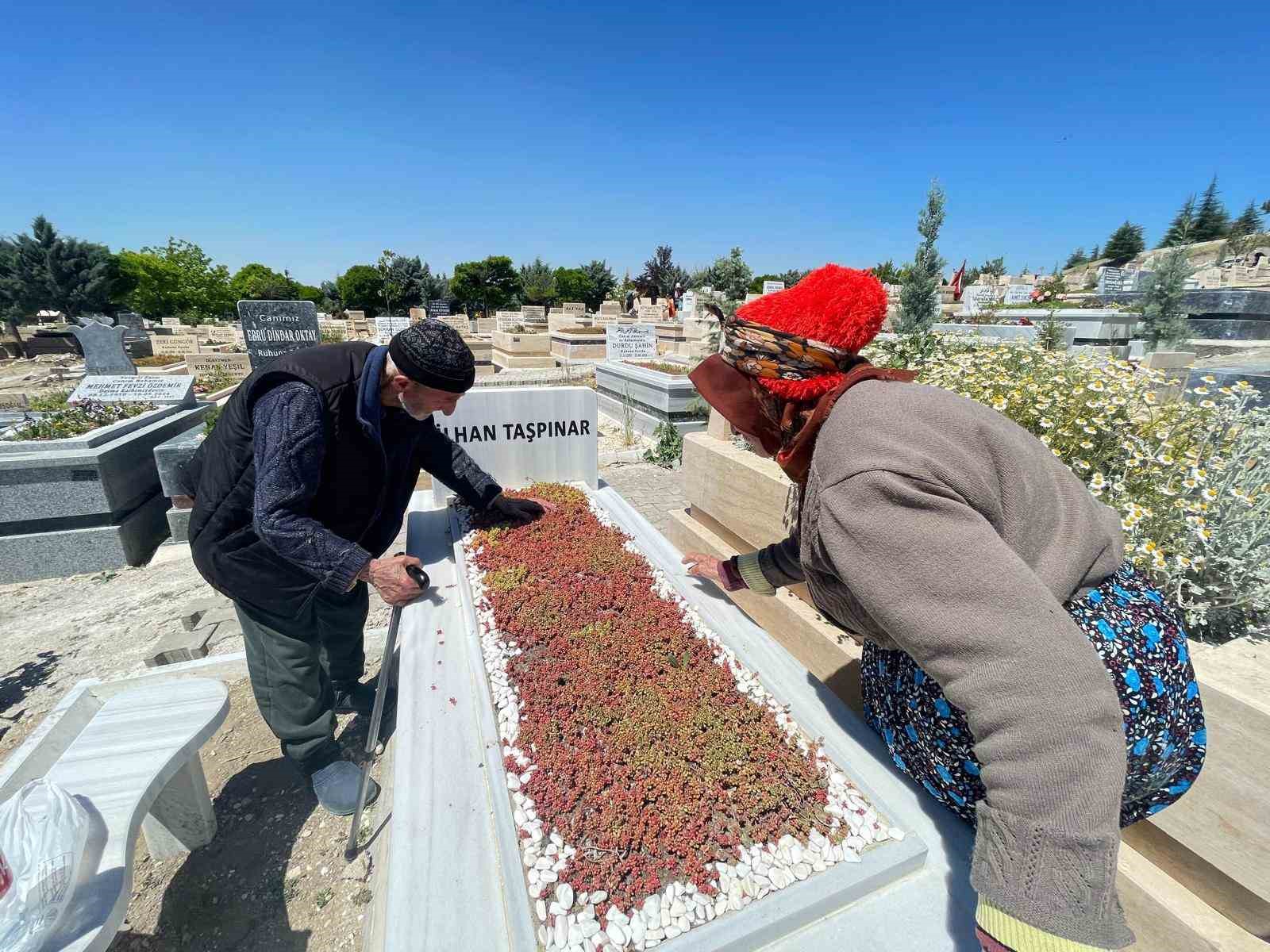 evlatlarinin-mezarini-ziyaret-edemeyen-yasli-cifte-vali-yigitbasi-cifte-bayram-yasatti