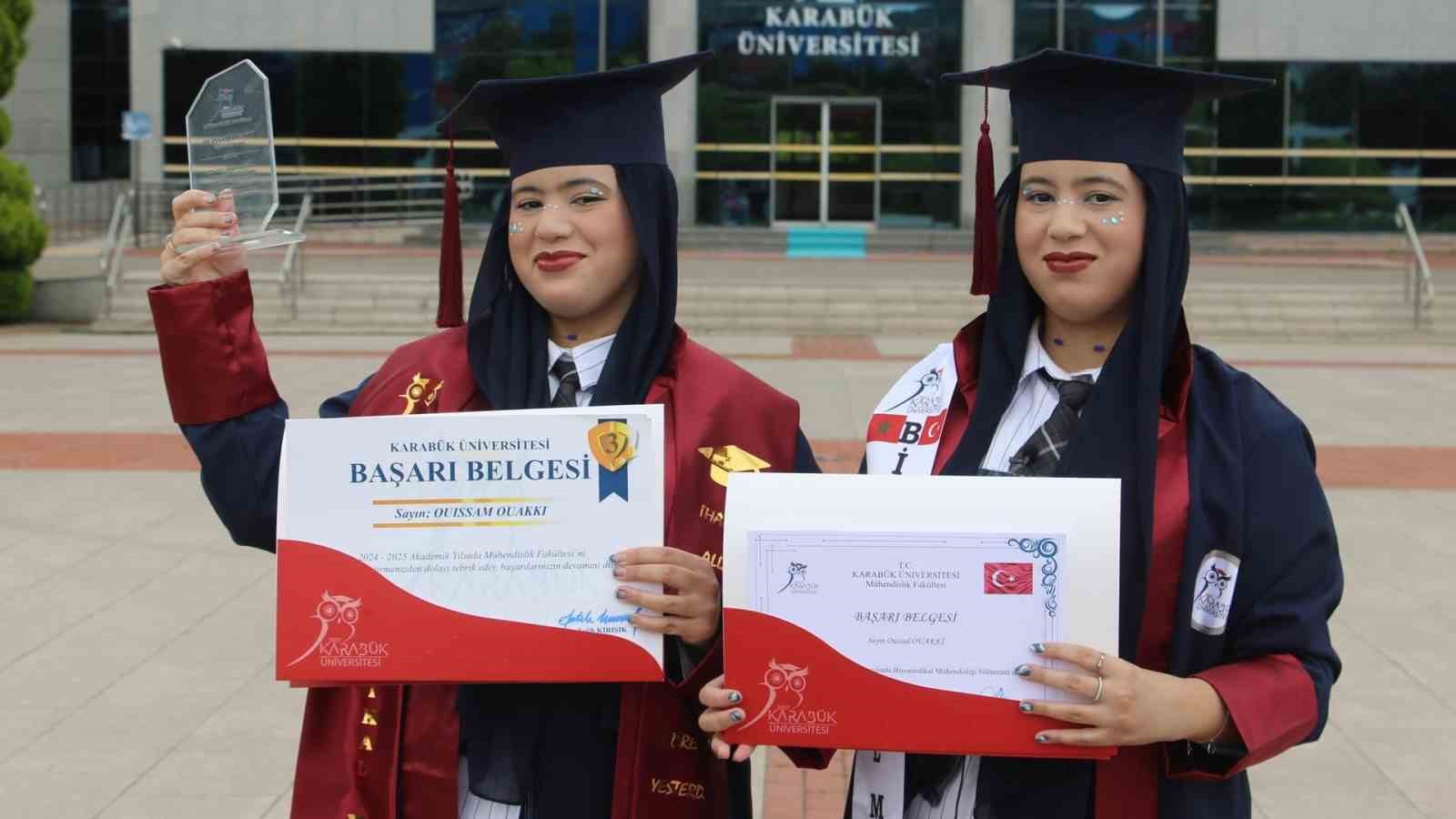 fasli-ikizler-universiteyi-dereceyle-bitirdiler