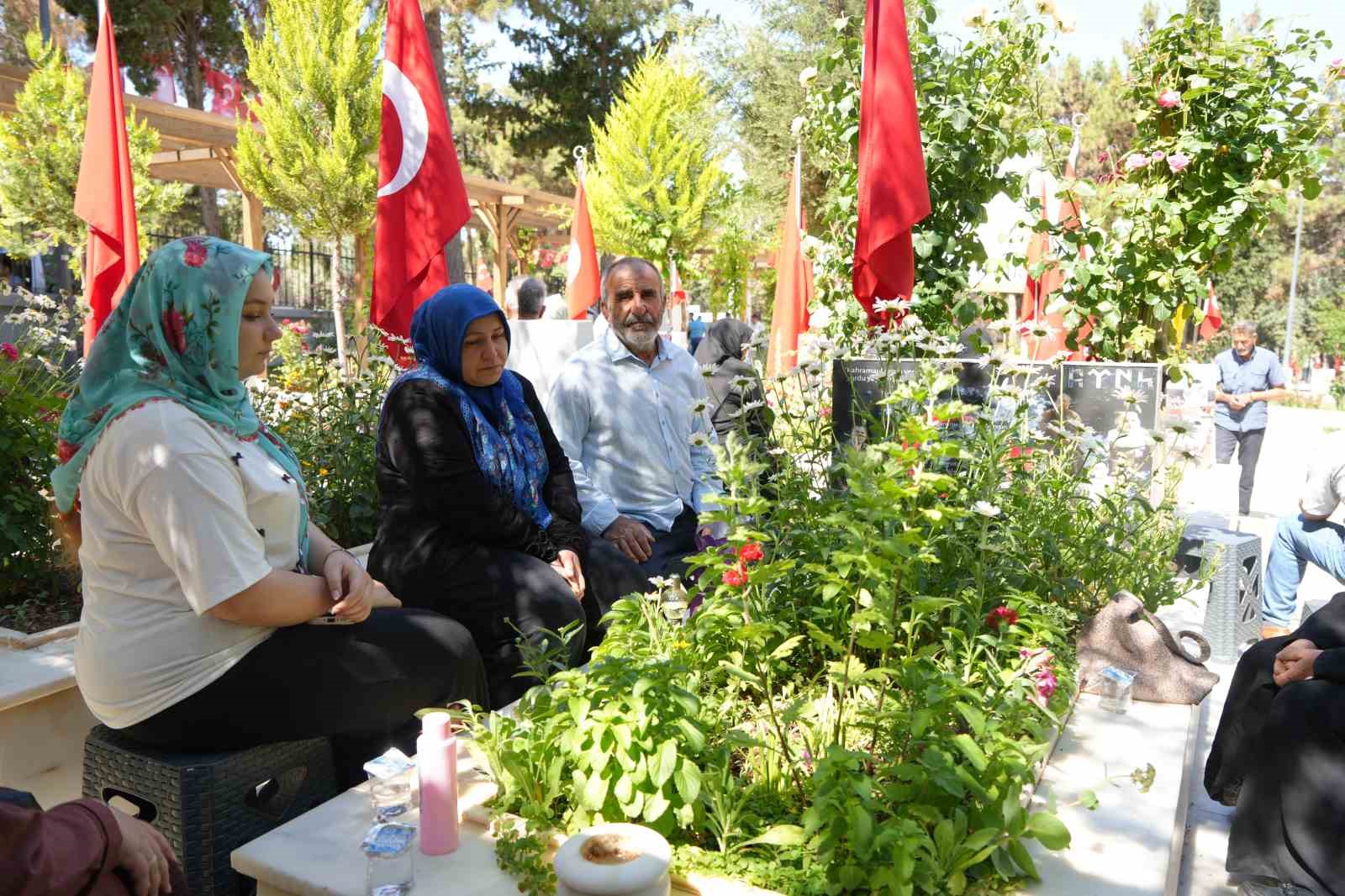 gaziantepte-mezarliklar-ve-sehitlikler-arefe-gunu-doldu-tasti