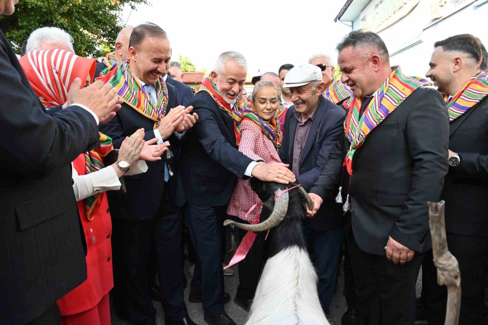 ispartada-400-yillik-kurban-indirme-gelenegi-yasatilmaya-devam-ediliyor