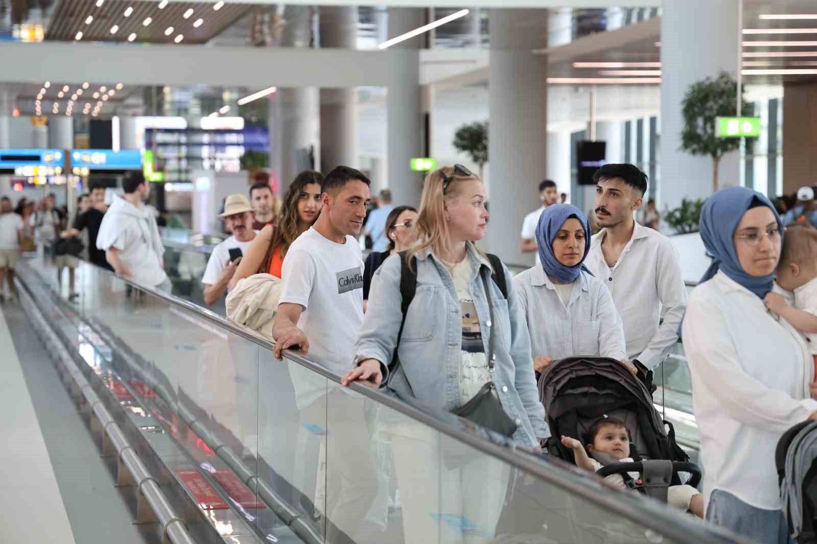 istanbul-havalimaninda-kurban-bayrami-yogunlugu
