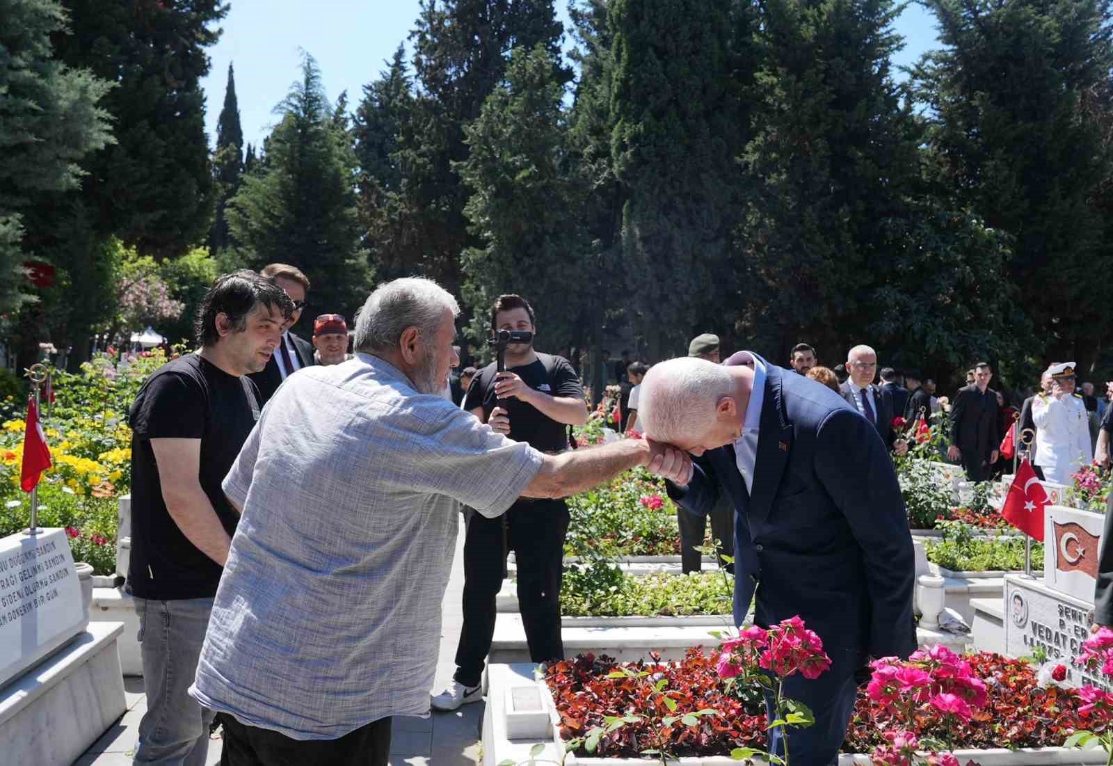 istanbul-valisi-davut-gul-edirnekapi-sehitligini-ziyaret-etti