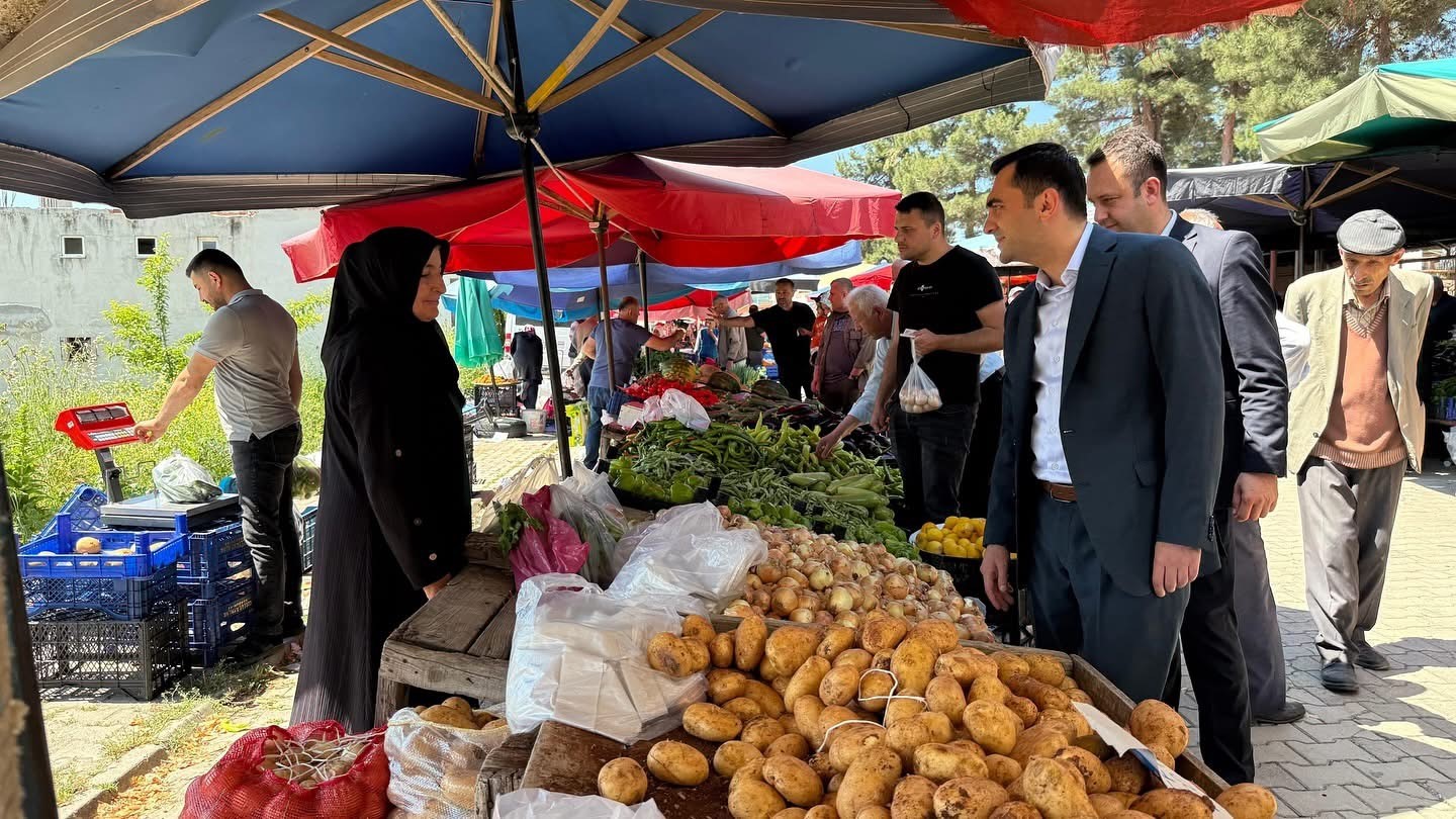 kaymakam-genc-pazar-yerinde-vatandaslarla-bayramlasti