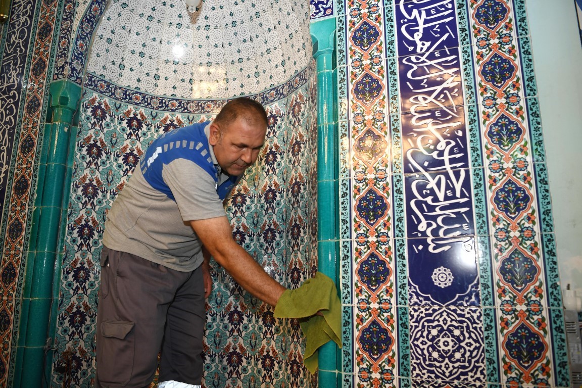 konyaaltinda-bayram-oncesi-ibadethaneler-temizlendi