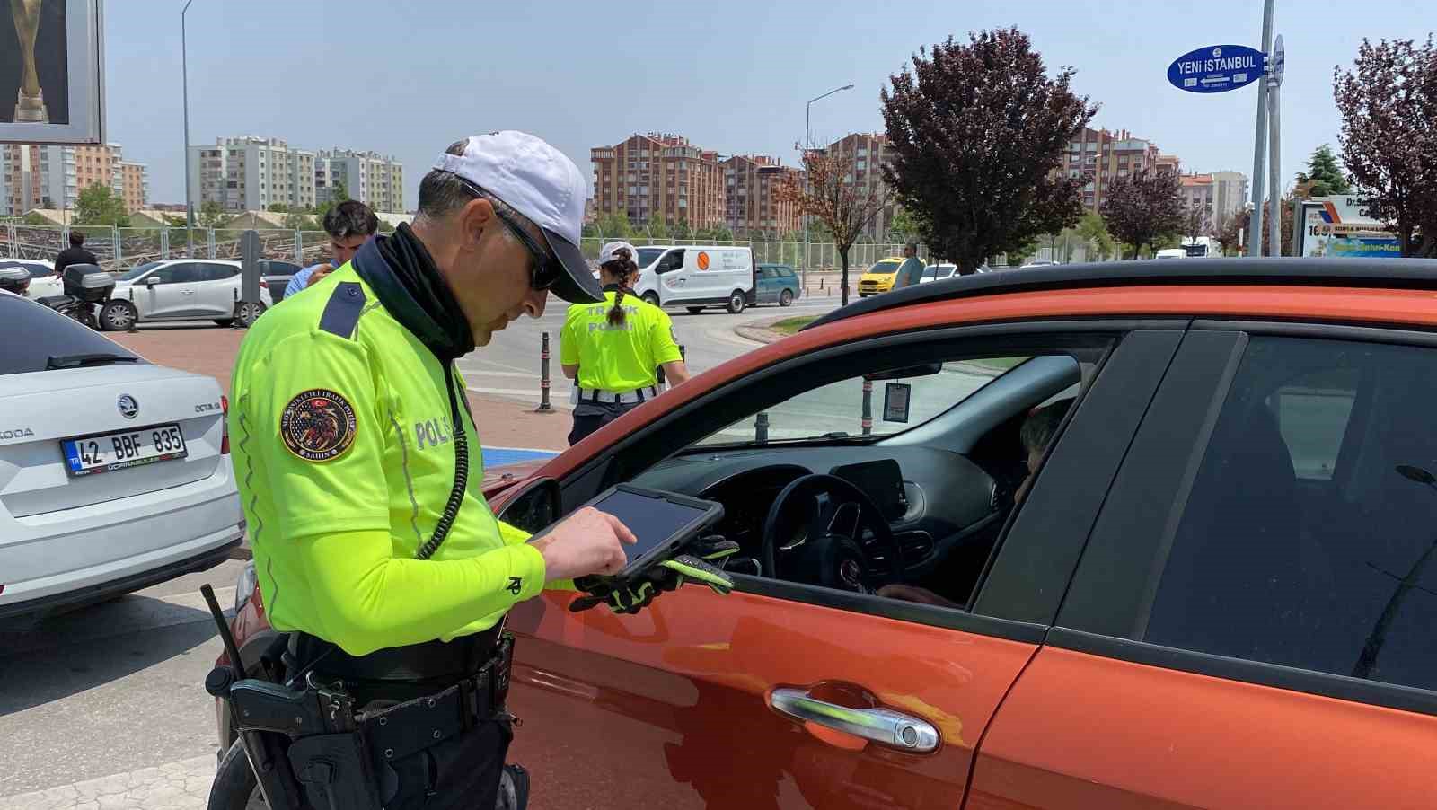 konyada-trafik-ekiplerin-bayram-mesaisi-devam-ediyor