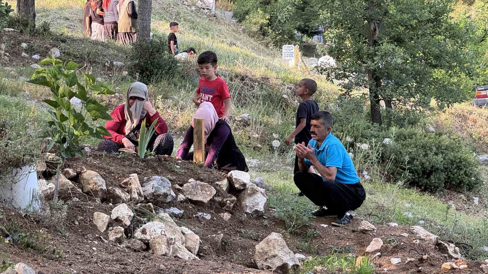 koy-sakinleri-mezarlikta-bulusup-dua-etti