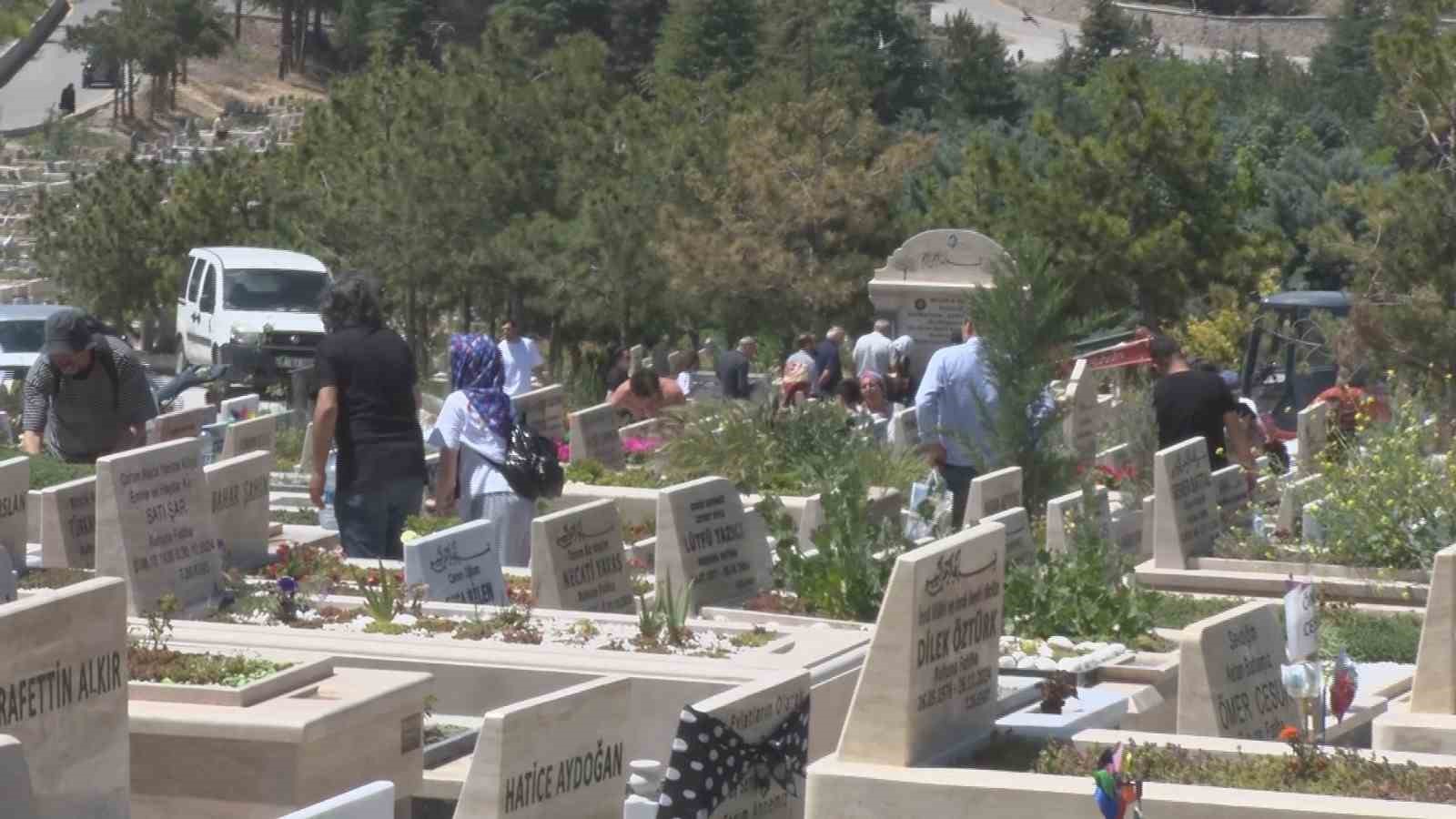 kurban-bayrami-arefesinde-mezarliklar-ziyaret-edildi
