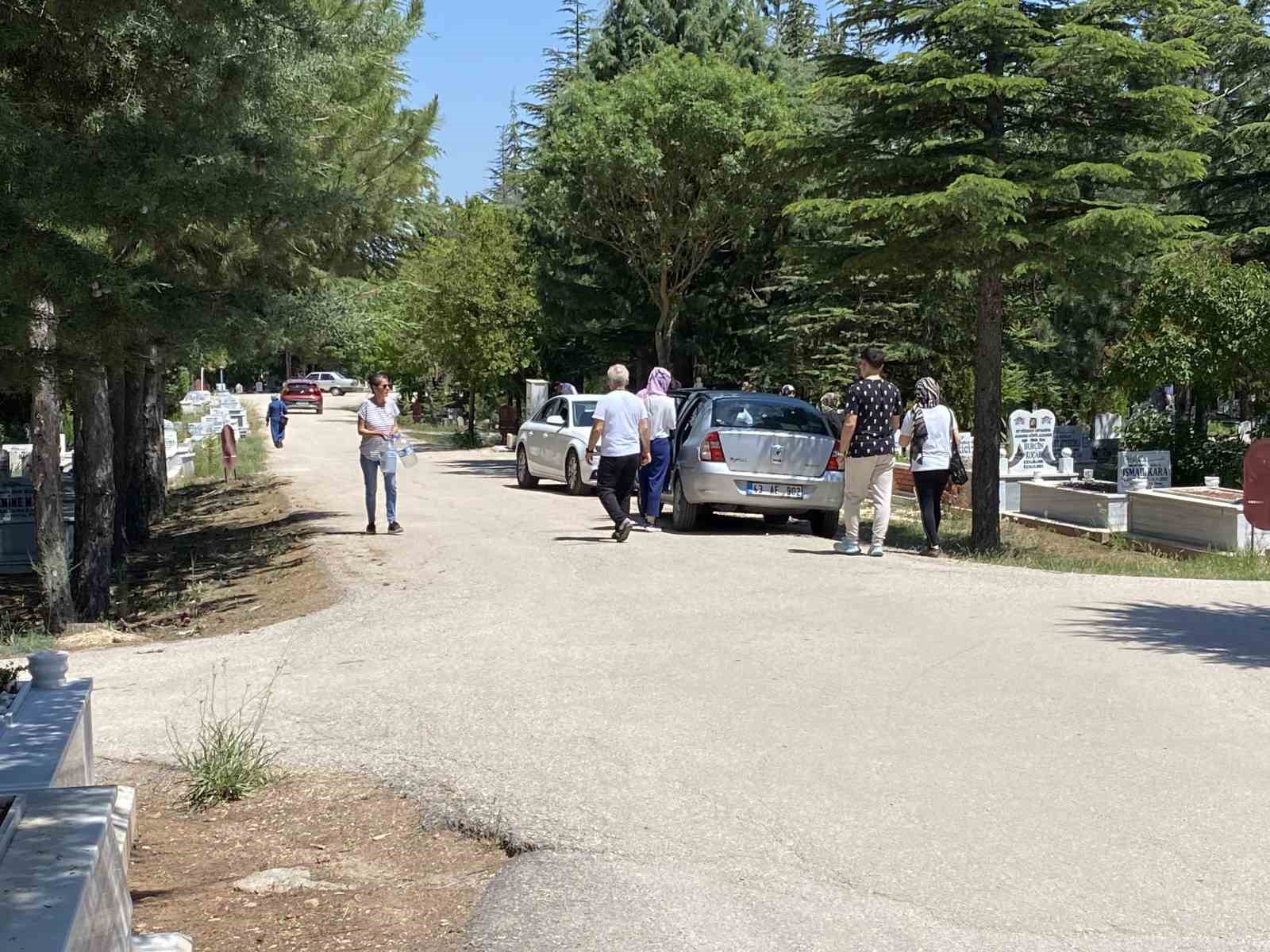 kurban-bayrami-arefesinde-mezarliklar-ziyaretcilerle-doldu