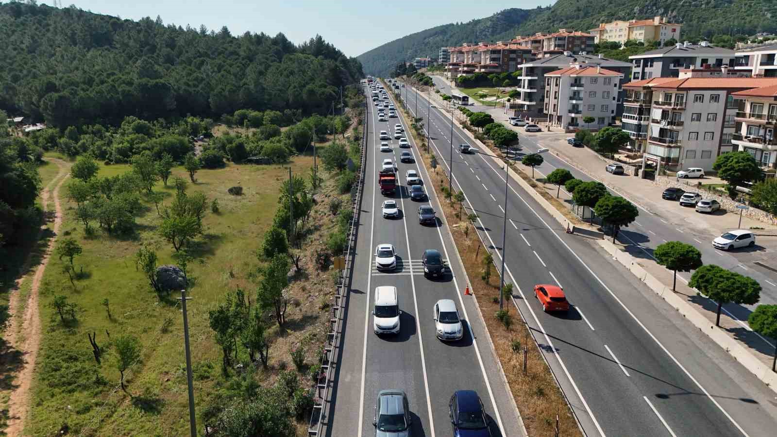 kurban-bayraminda-muglaya-yerli-turist-akini-yollarda-uzun-kuyruklar-olustu