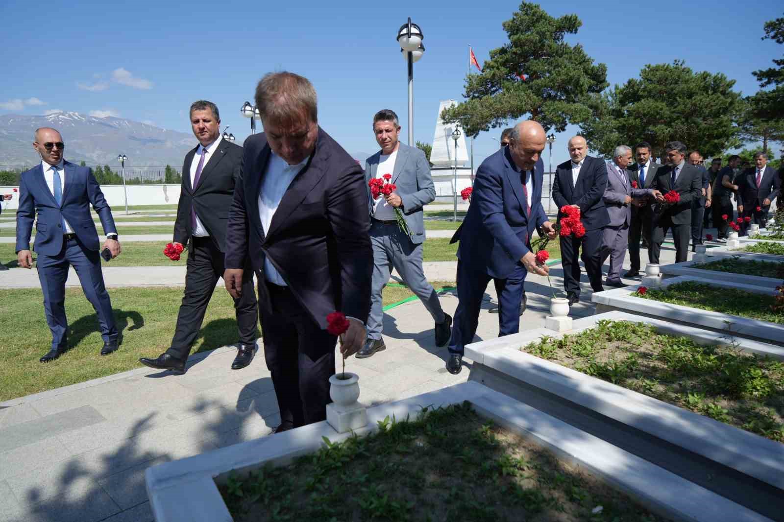 kurban-bayraminda-sehitlik-ve-mezarlik-ziyaret-edildi