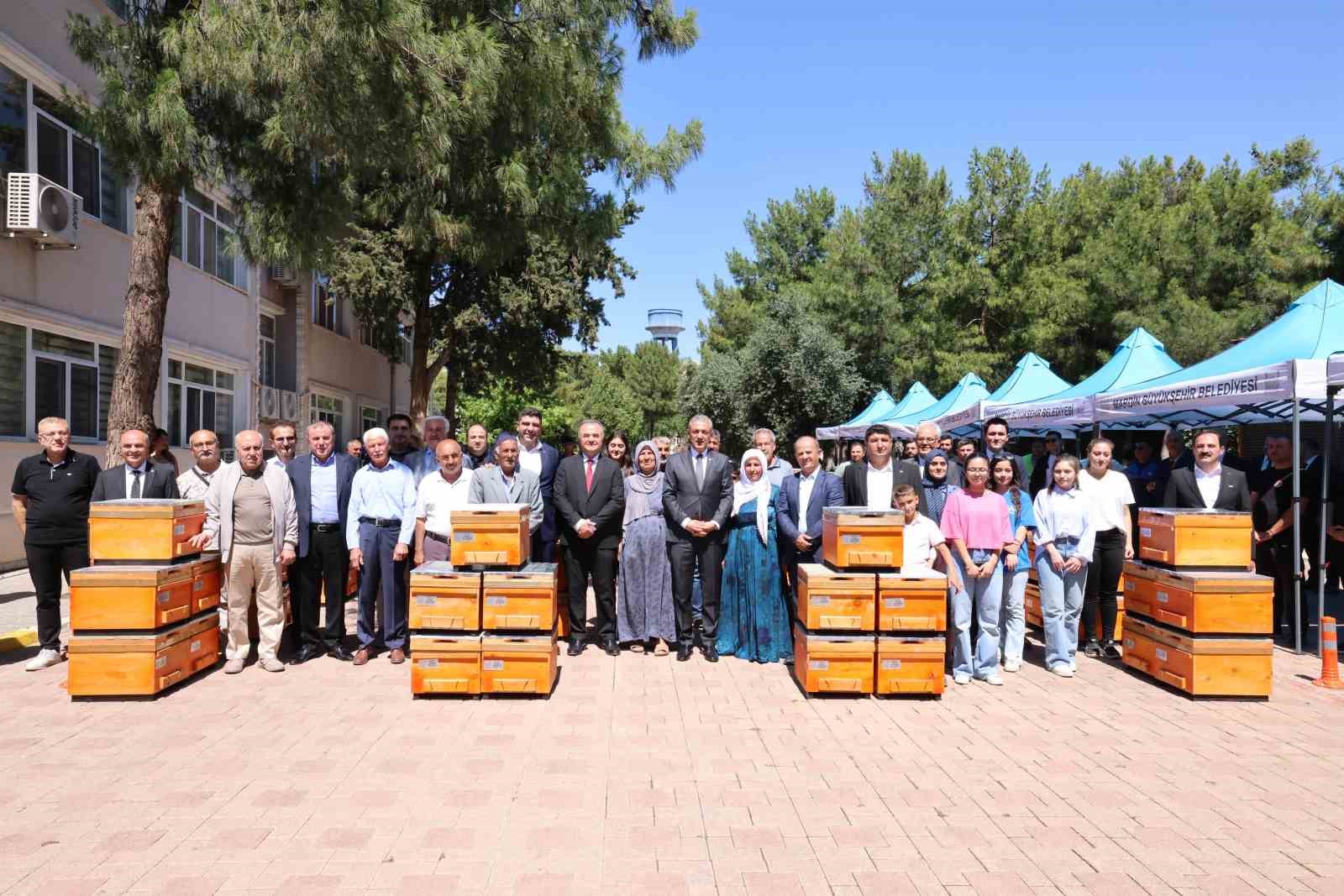 mardinde-800-ureticiye-4-bin-arili-kovan-dagitildi