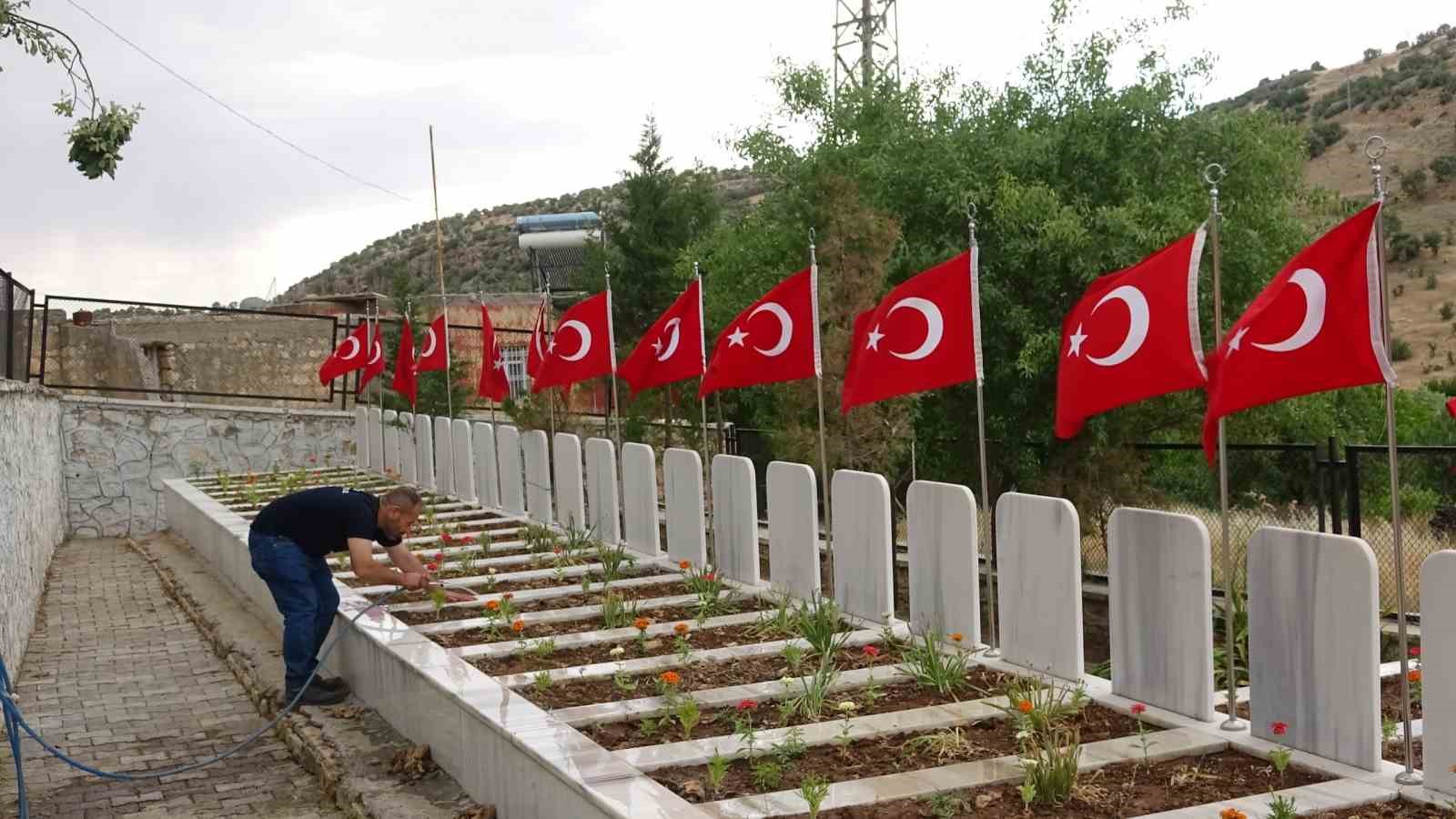 mardinde-bayram-oncesi-sehit-kabirlerine-bakim-yapildi