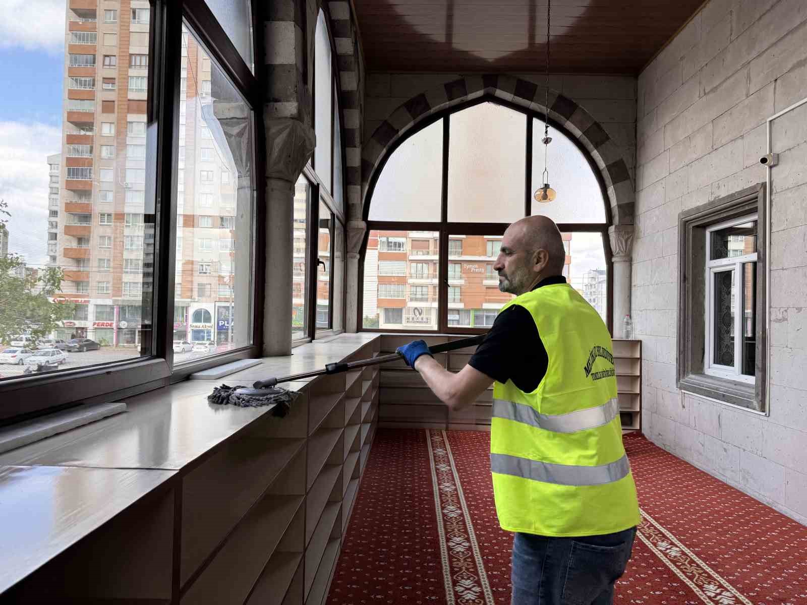 melikgazi-belediyesinden-bayram-oncesi-kapsamli-cami-ve-mezarlik-temizligi