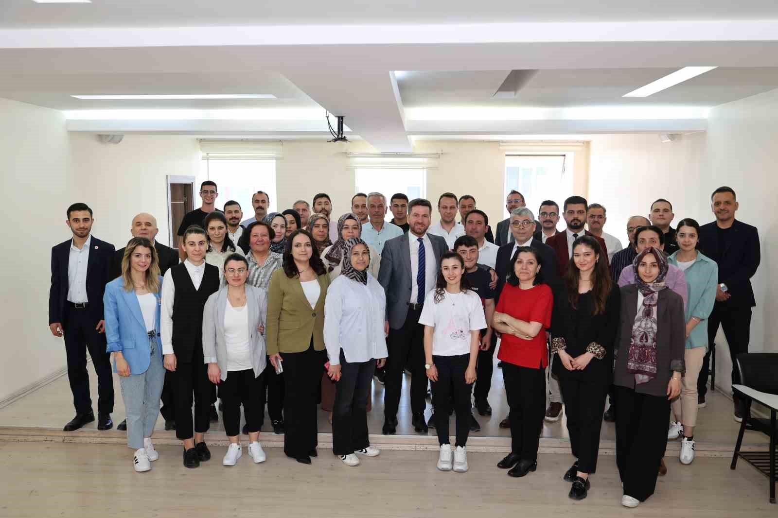 mesai-arkadaslariyla-bayramlasan-baskan-tatiktan-birlik-ve-beraberlik-vurgusu