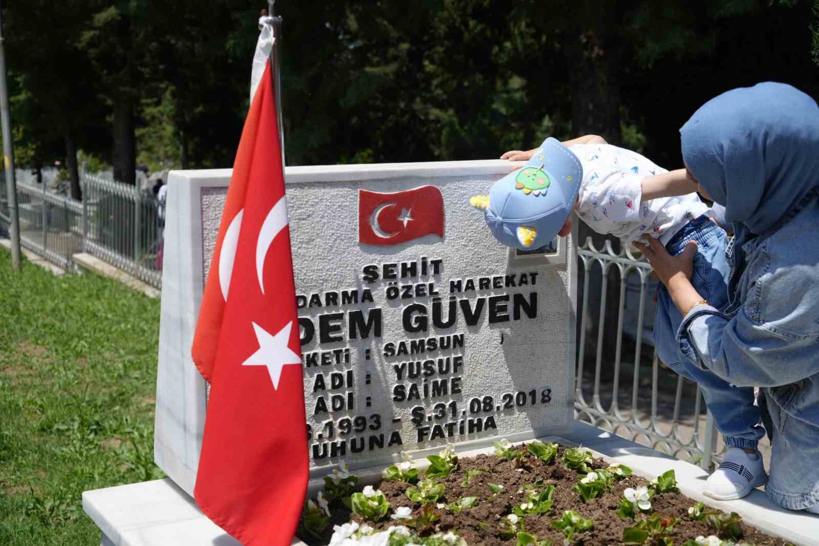 mezarliklarda-arefe-yogunlugu-sehitliklerde-huzun