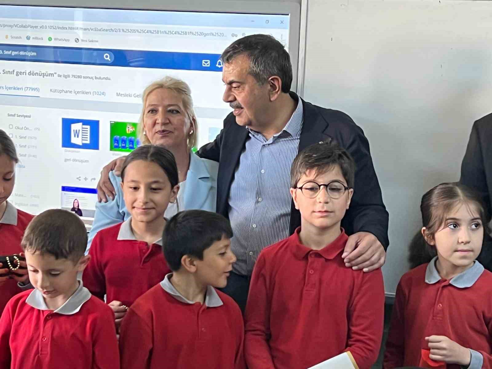 milli-egitim-bakani-tekinden-okula-surpriz-bayram-ziyareti