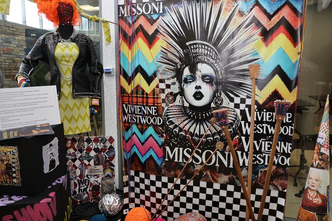 moda-akademisinde-vitrin-bir-sahne-sergisi-acildi