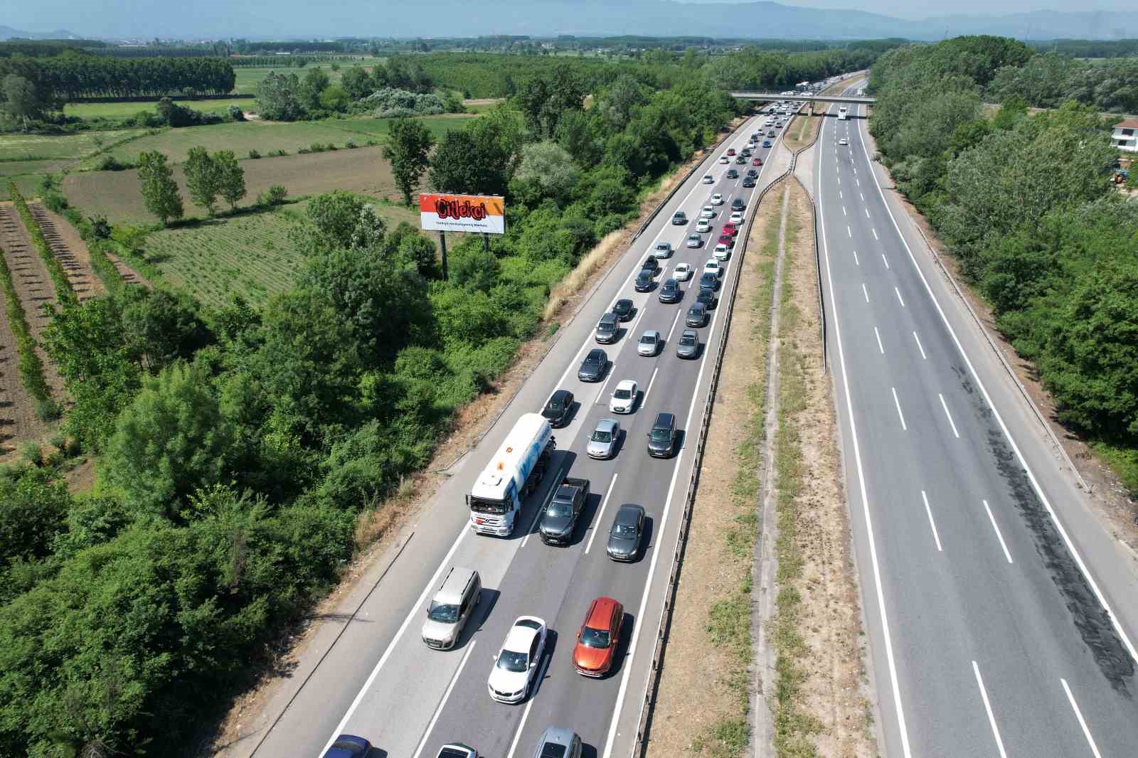 otoyolda-trafik-zaman-zaman-durma-noktasina-geldi