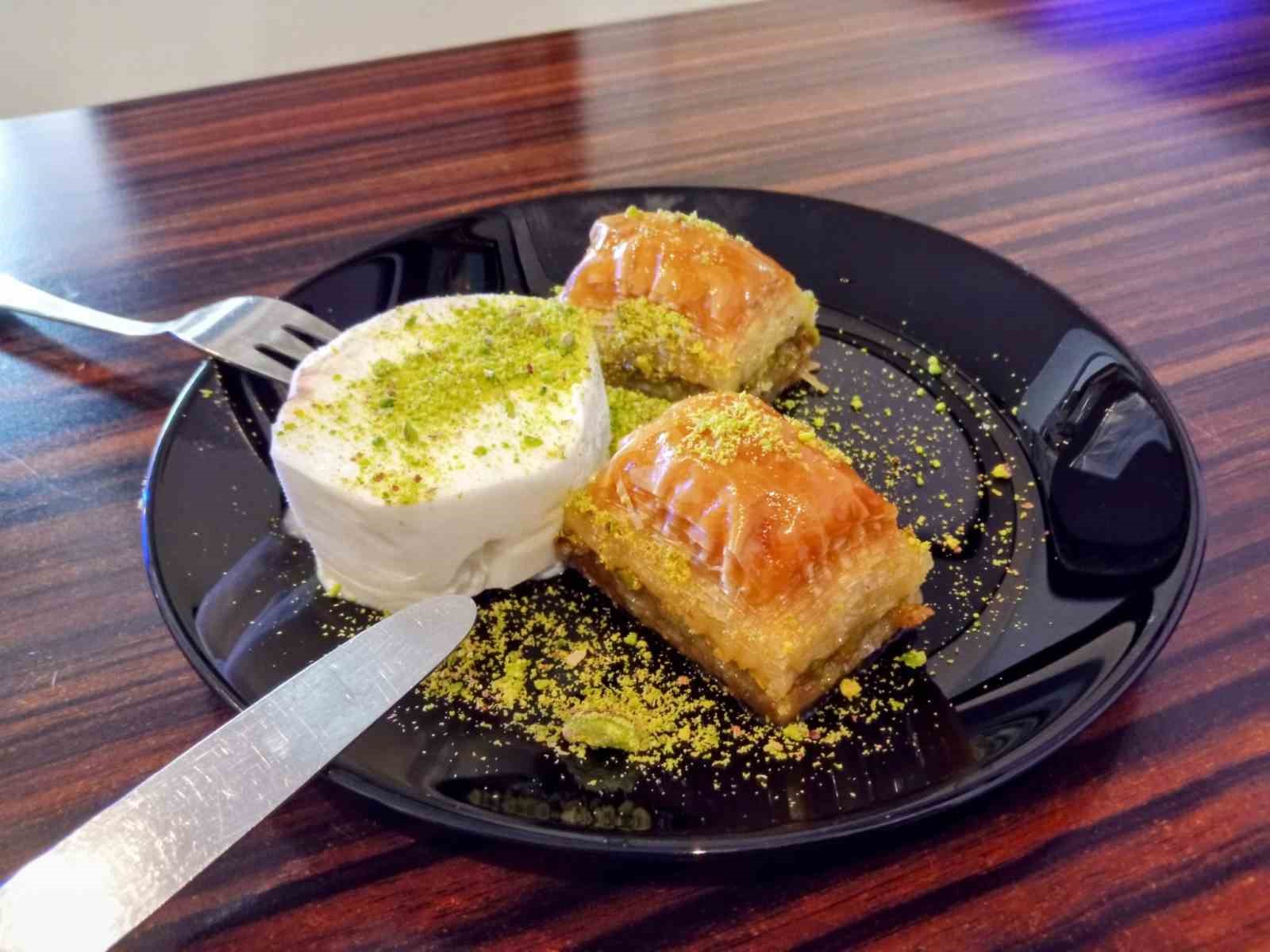 ozel-bu-yil-baklavanin-yaninda-doldurma-revacta