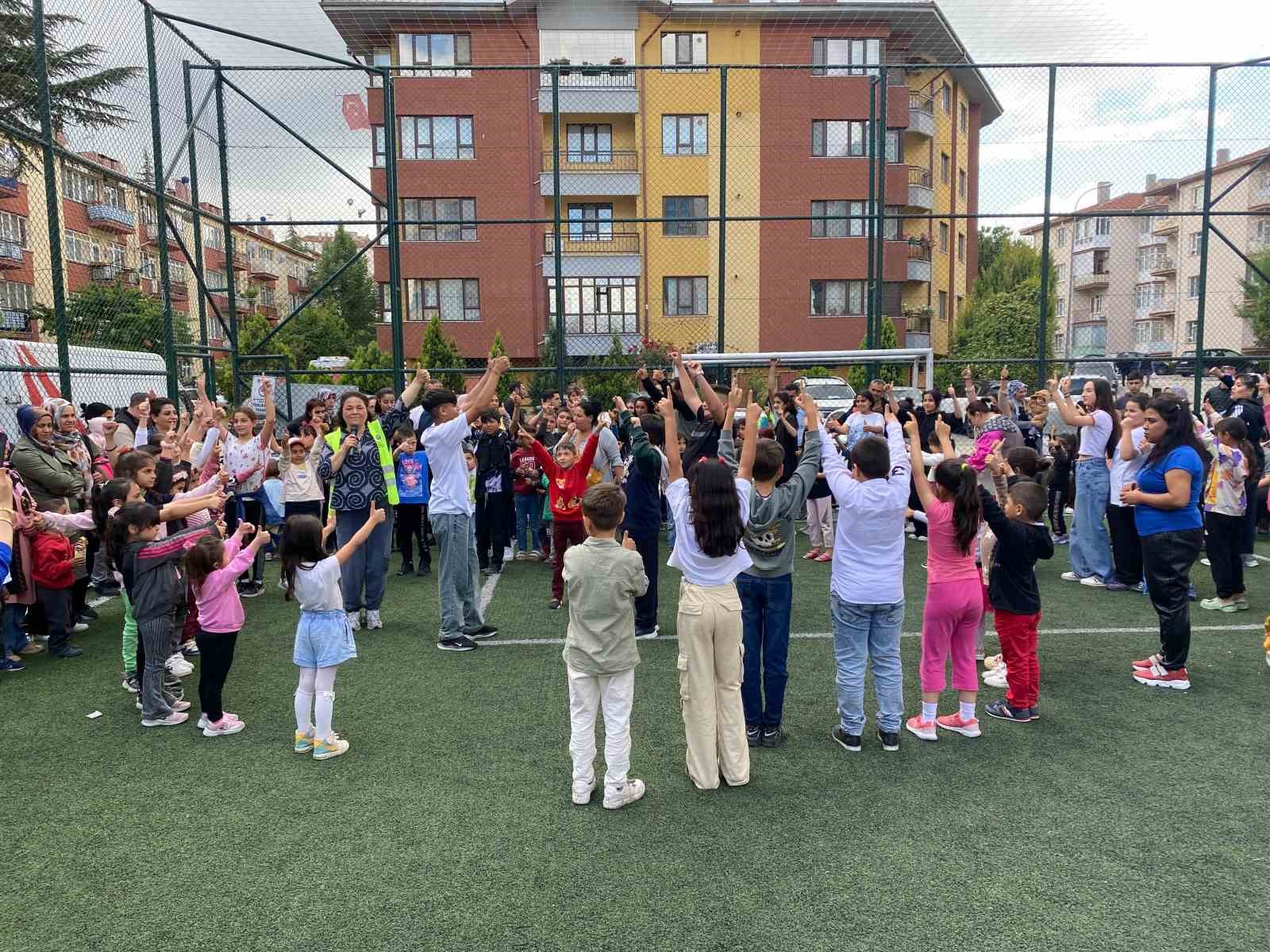 ozel-gonulluler-el-ele-cocuklarin-bayrami-senleniyor