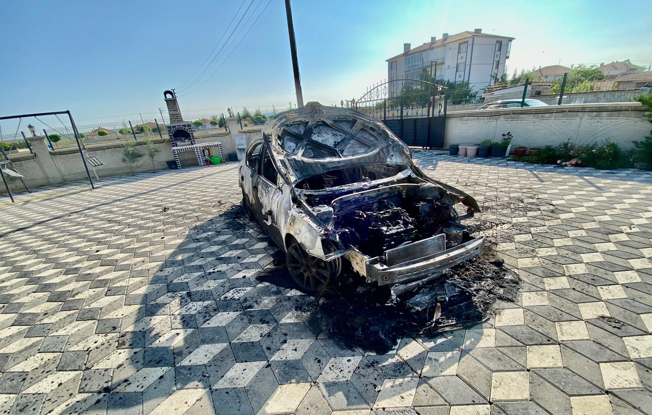 park-halindeki-otomobil-yanarak-kullanilamaz-hale-geldi