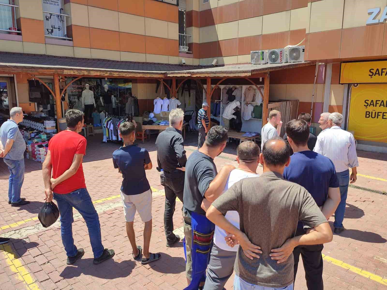 pazar-yerinde-ogul-veren-arilar-kovana-alindi