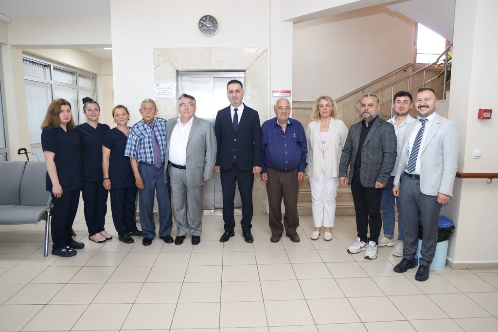 rektor-ozolcer-merkez-huzurevi-sakinlerinin-kurban-bayramini-kutladi