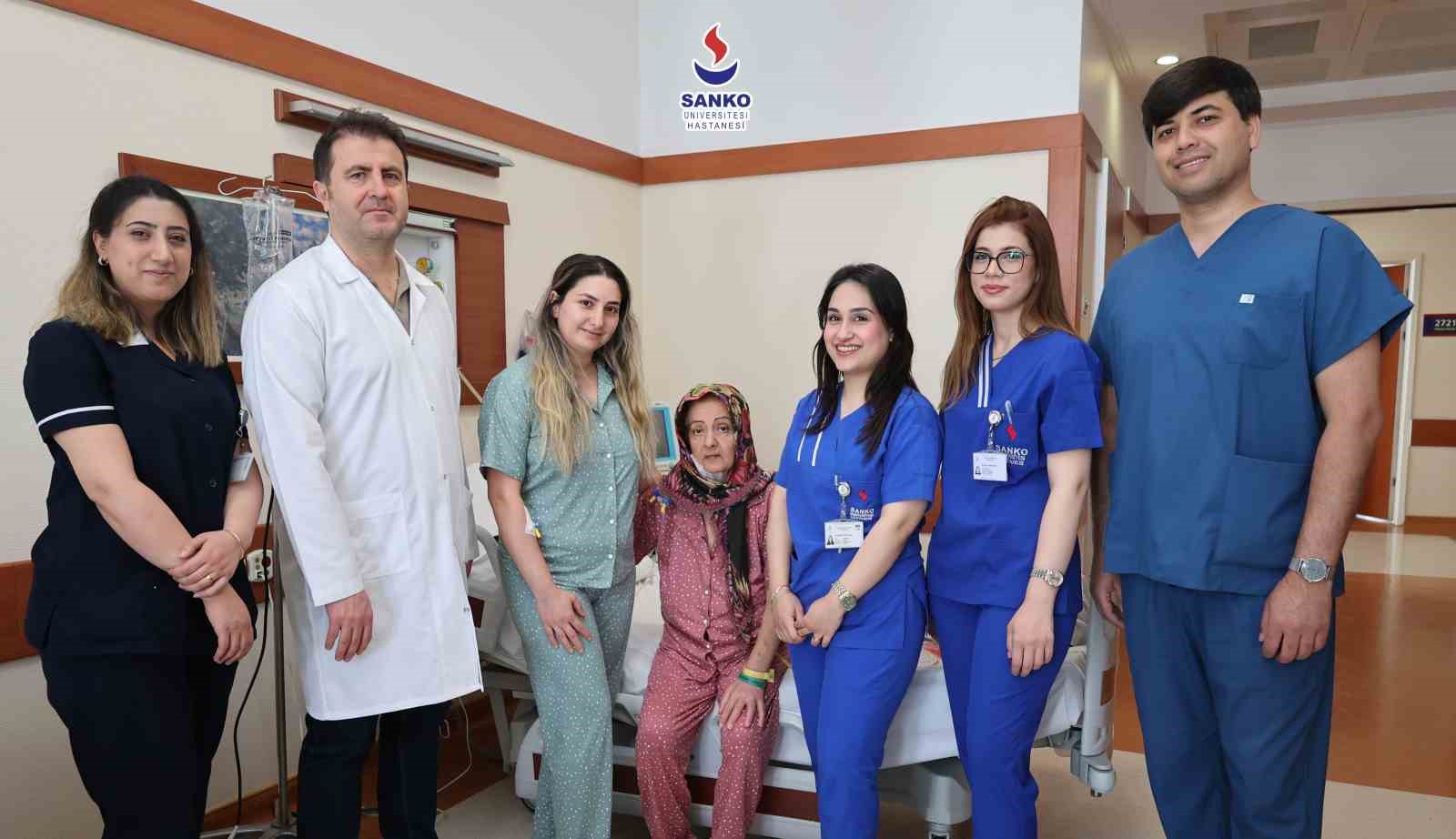 sanko-universitesi-hastanesinde-anneye-en-degerli-armagan
