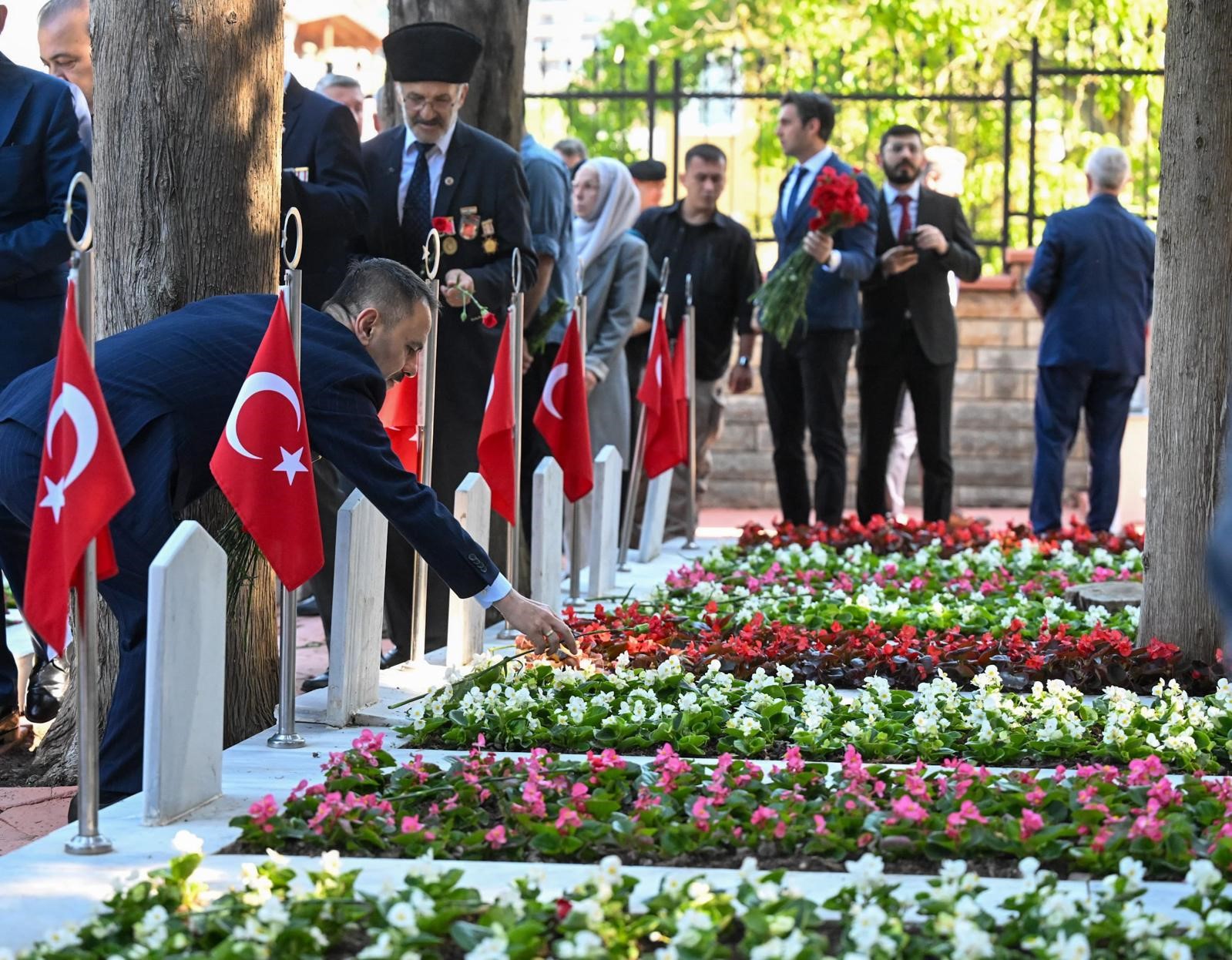 sehitliklerde-huzunlu-bayram