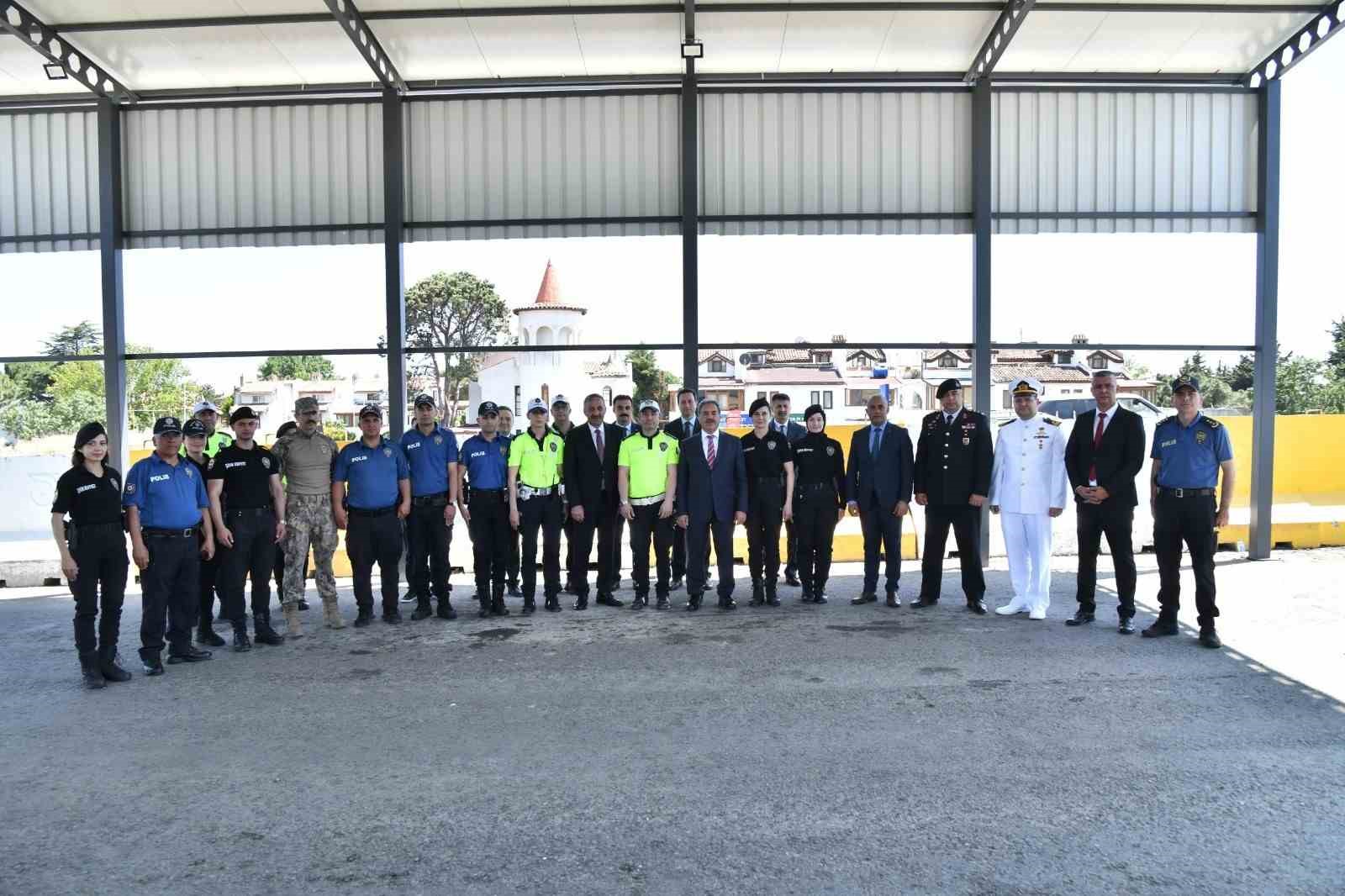 tekirdag-vali-vekili-guler-gorev-basindaki-polislerle-bayramlasti