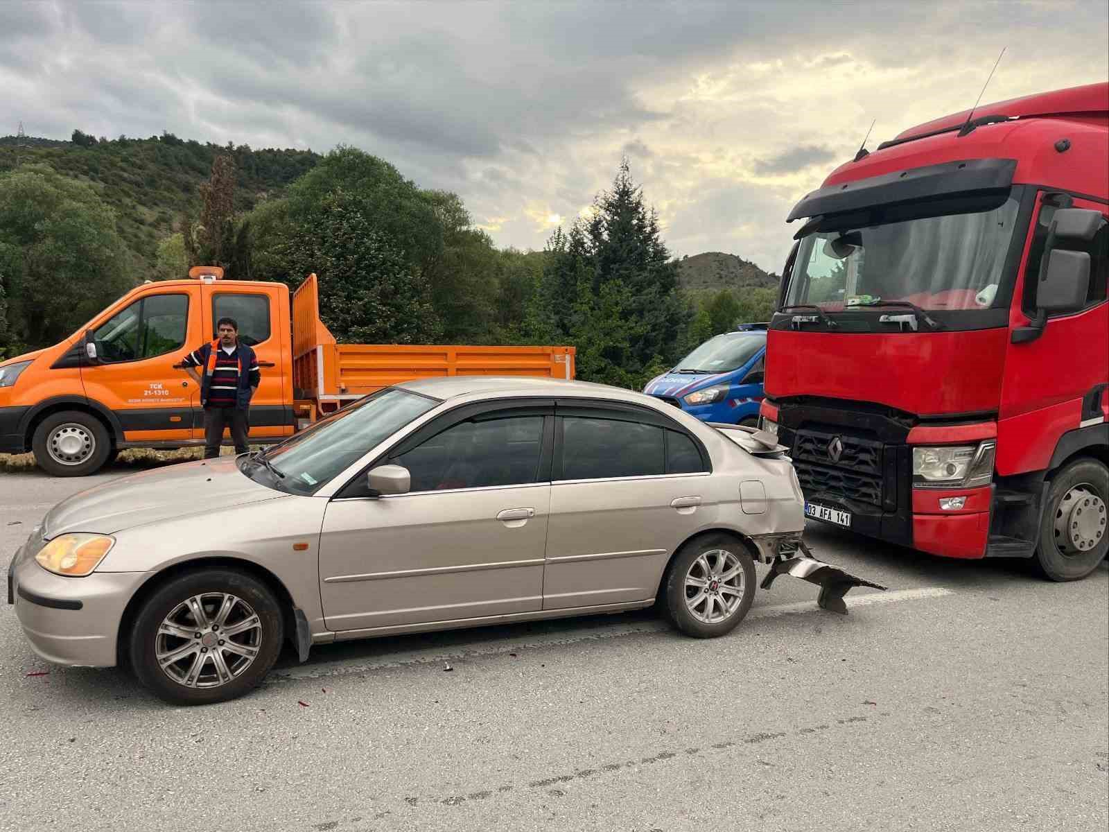 tir-otomobile-arkadan-carpti-2i-cocuk-3-kisi-yaralandi