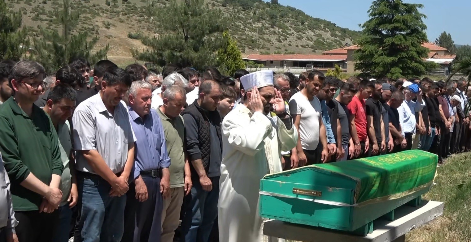 trafik-kazasinda-hayatini-kaybeden-genc-son-yolculuguna-ugurlandi
