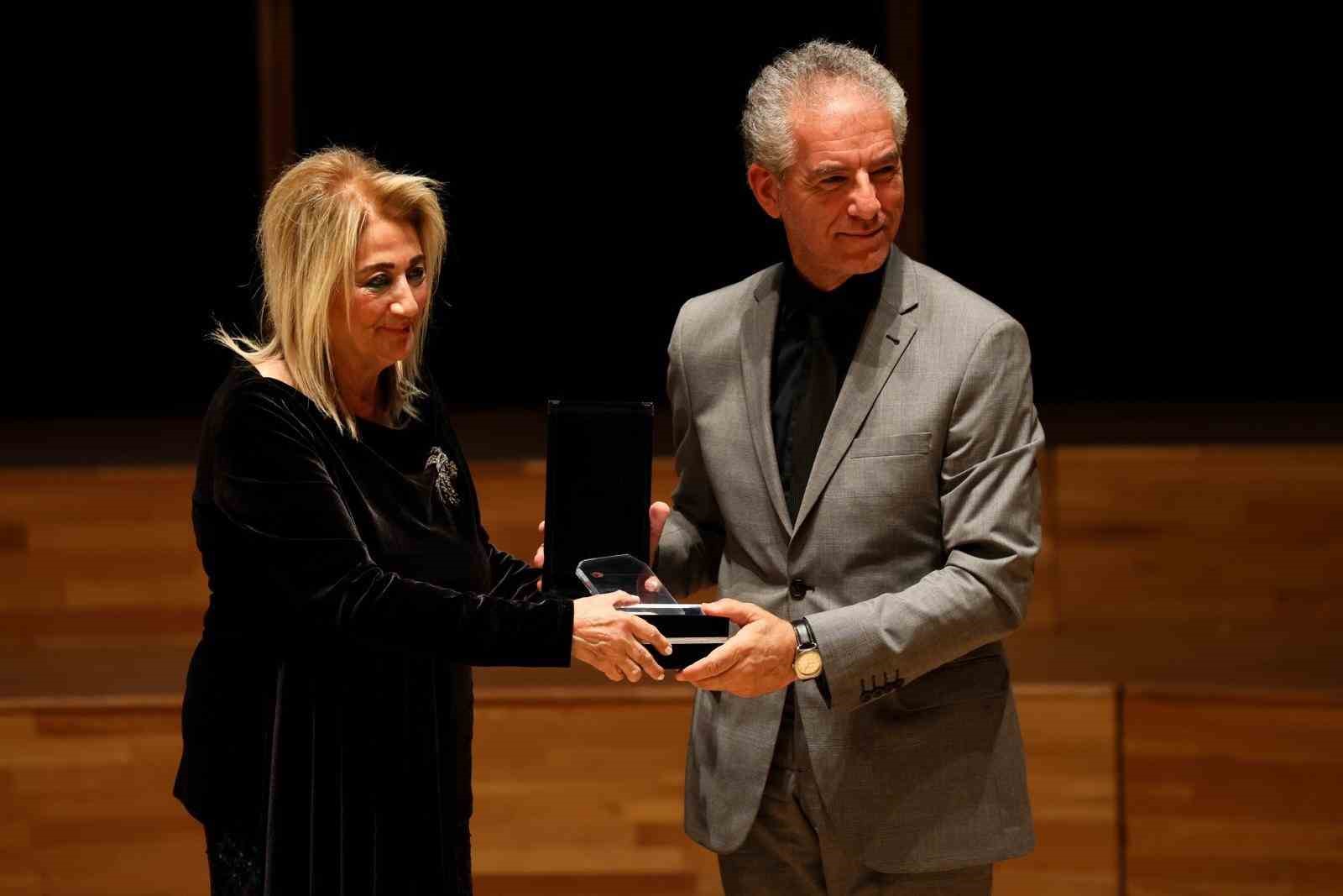 uluslararasi-izmir-festivali-acilisinda-ege-universitesine-plaket