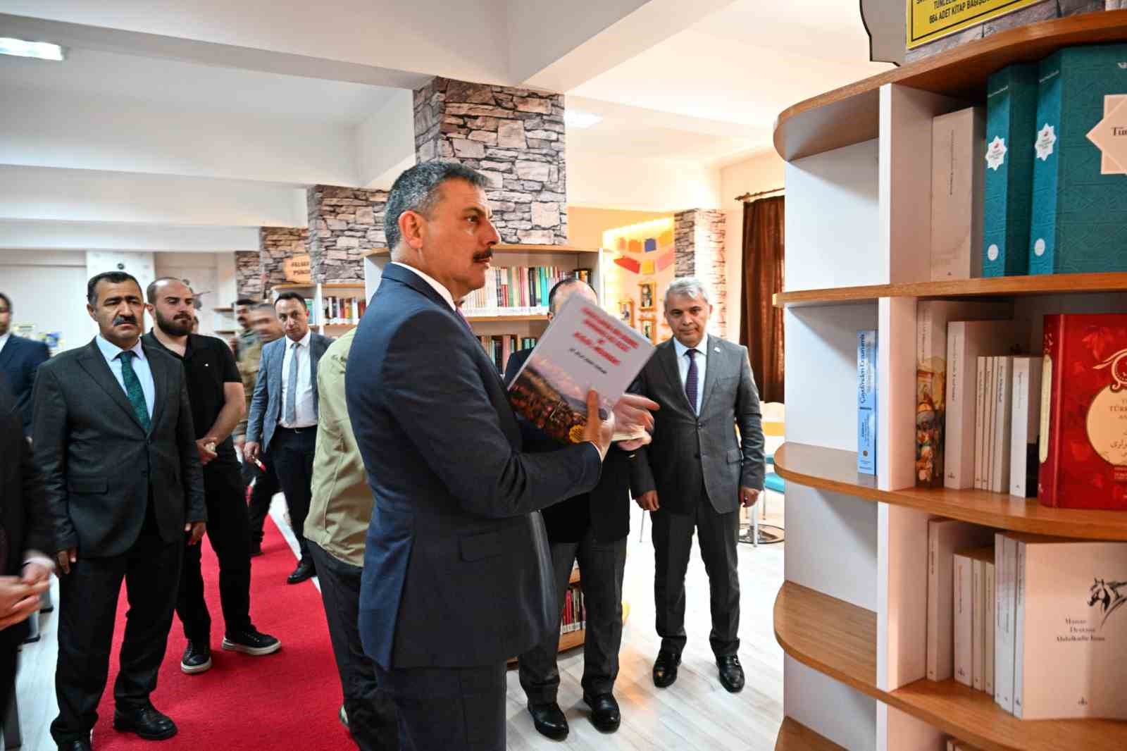 vali-mustafa-ciftci-kutuphanede-kitaplari-bizzat-kendisi-raflara-dizdi
