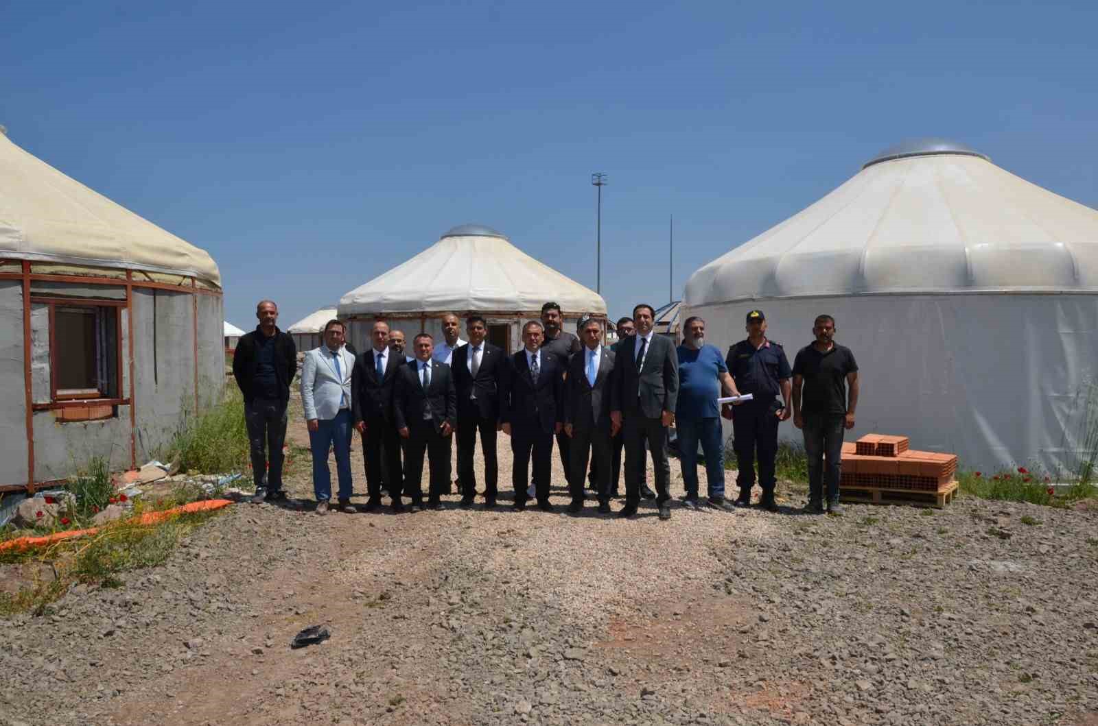 vali-sozer-obakent-tematik-genclik-kampinda-incelemelerde-bulundu