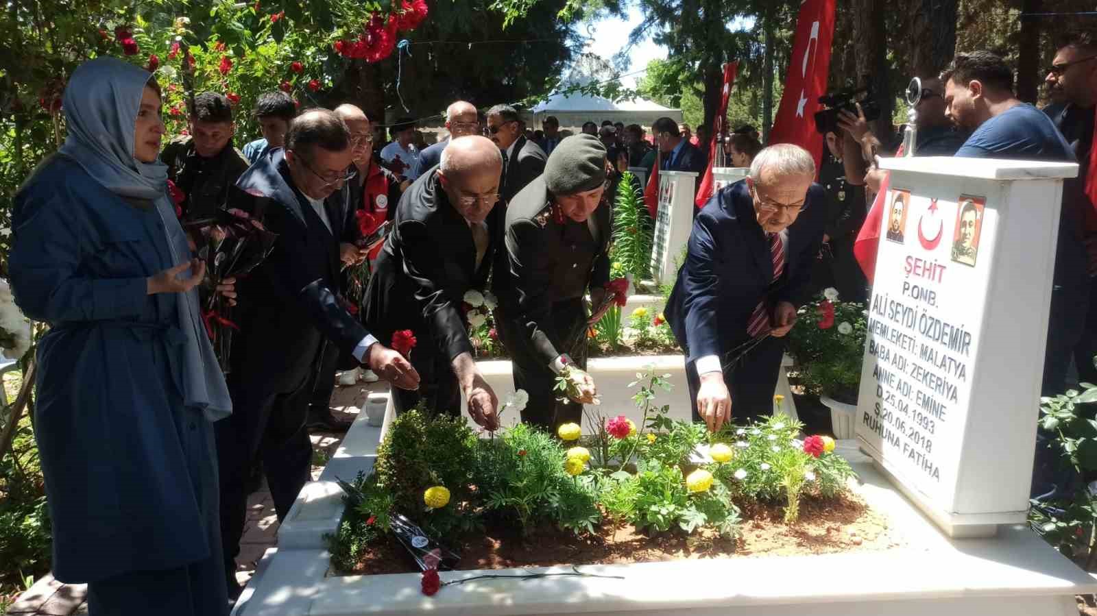 vali-yavuz-ve-protokol-sehitligi-ziyaret-etti