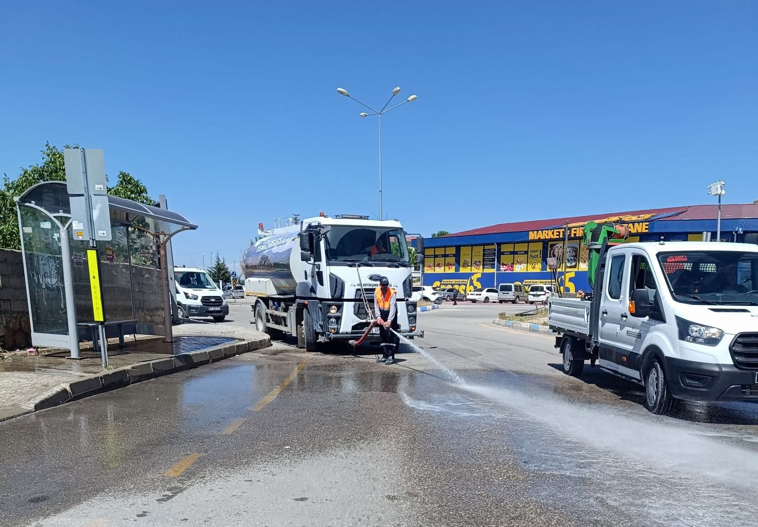 van-buyuksehir-belediyesinden-bayram-temizligi-calismasi