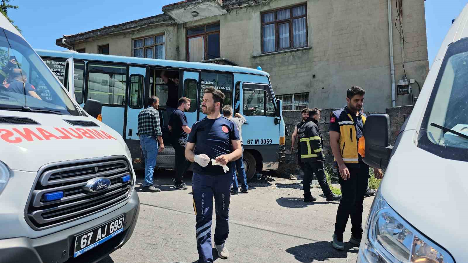 zonguldakta-freni-patlayan-yolcu-minibusu-duvara-carpti-14-yarali