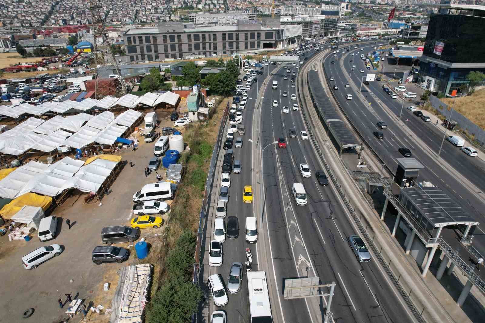 avcilar-e-5-yan-yolda-kurban-trafigi