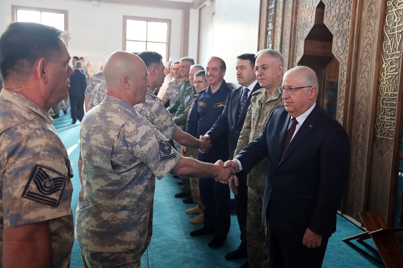 bakan-guler-kurban-bayraminda-mehmetcikle-bir-araya-geldi