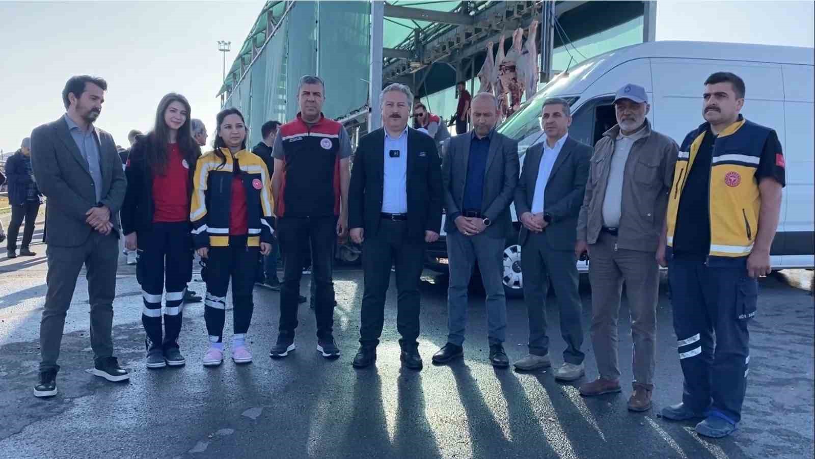 baskan-palancioglu-bayramin-ilk-saatlerinde-melikgazi-kurban-pazari-ve-kesim-alanini-ziyaret-etti