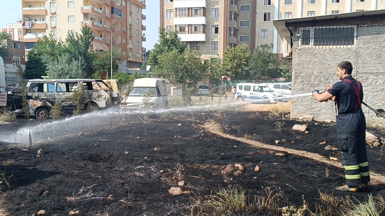 batmanda-terk-edilmis-araclar-alev-alev-yandi-tir-son-anda-kurtarildi