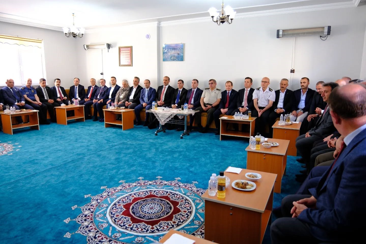 bayburtta-vatandaslar-ve-protokol-uyeleri-geleneksel-bayramlasma-programinda-bayramlasti