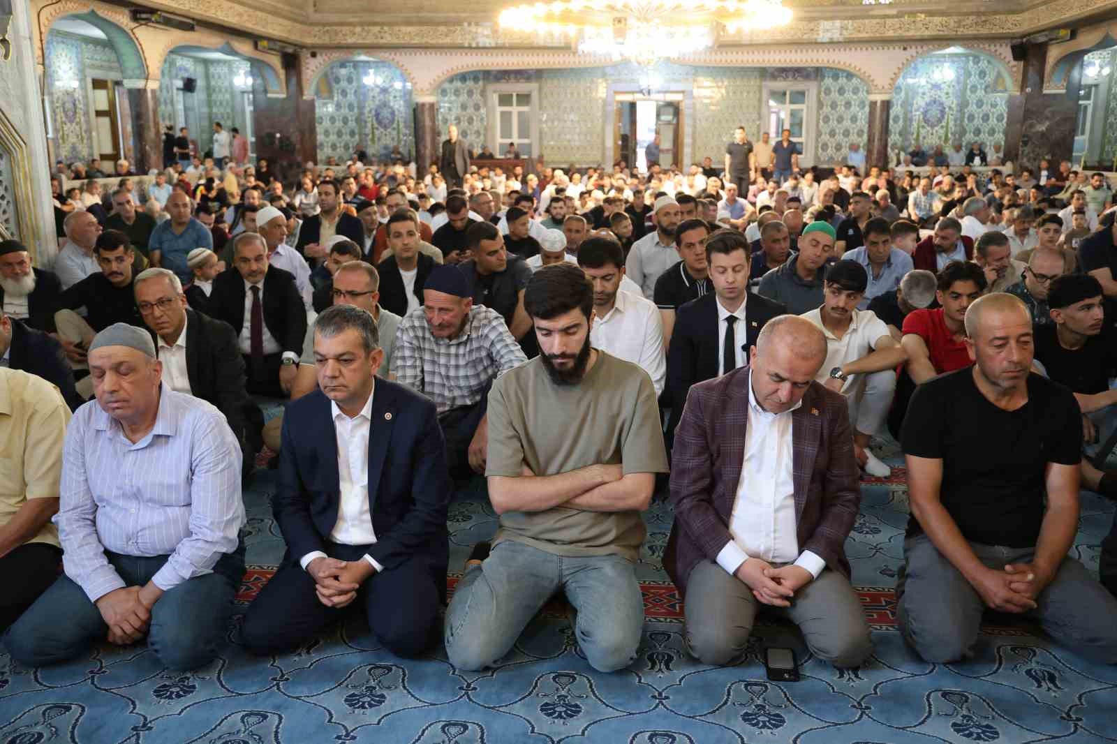 bayram-namazinda-camiler-doldu