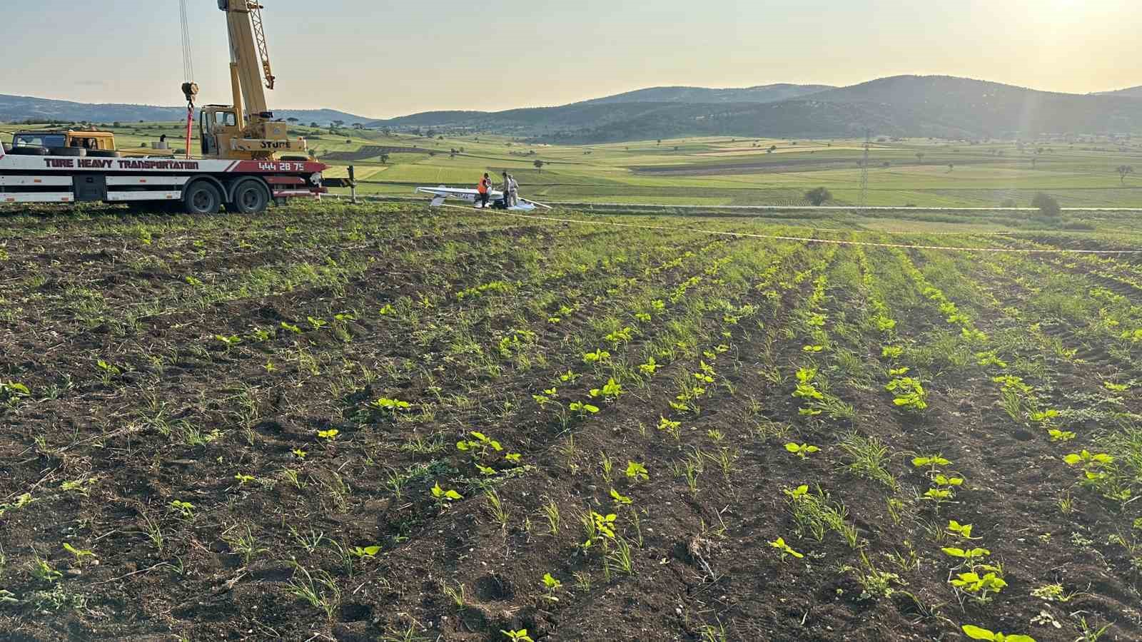 bilecikte-dusen-ucak-vinc-yardimiyla-kaldirildi